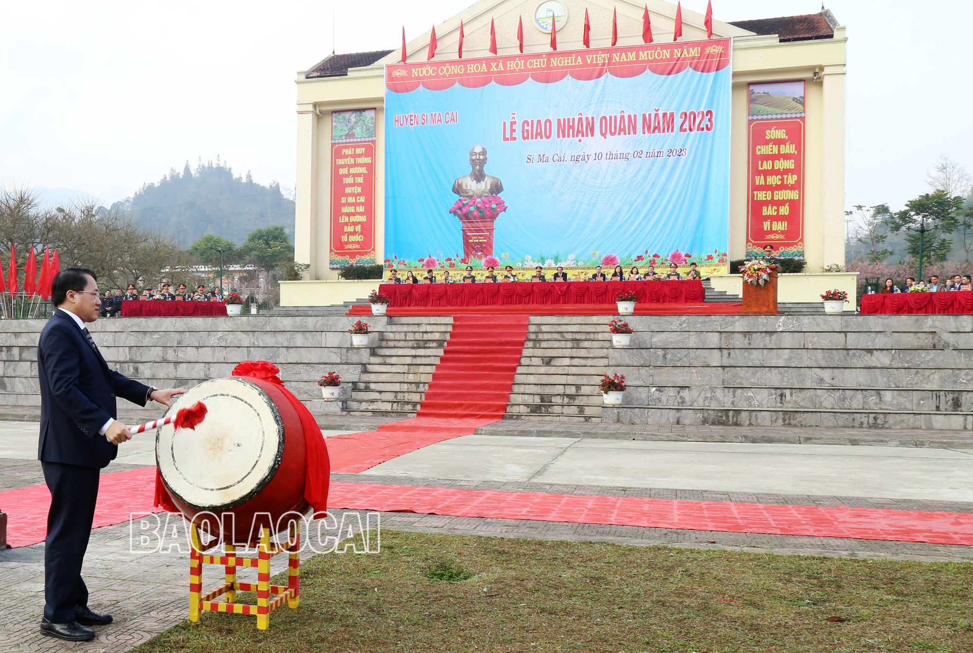 Chủ tịch UBND huyện Si Ma Cai đánh trống tại Lễ giao nhận quân và tặng hoa các đơn vị nhận quân.