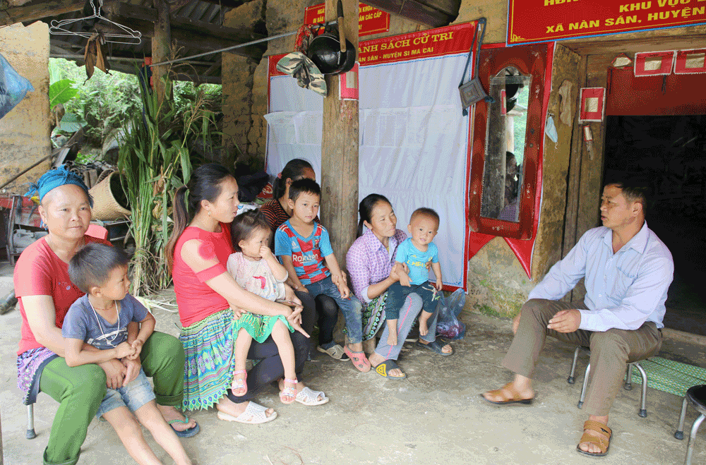 Anh Giàng Seo Sì, thành viên tự quản thôn Dào Dần Sán, xã Nàn Sán vận động bà con trong thôn chấp hành nghiêm pháp luật.