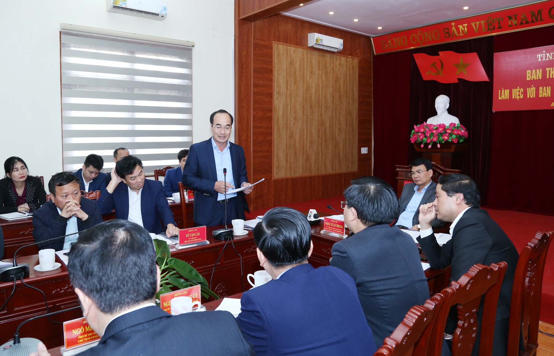 Đồng chí Vũ Xuân Cường, Phó Bí thư Thường trực Tỉnh ủy phát biểu tại một hội nghị của Ban Thường vụ Tỉnh ủy làm việc với Ban Thường vụ Huyện ủy Bảo Thắng.