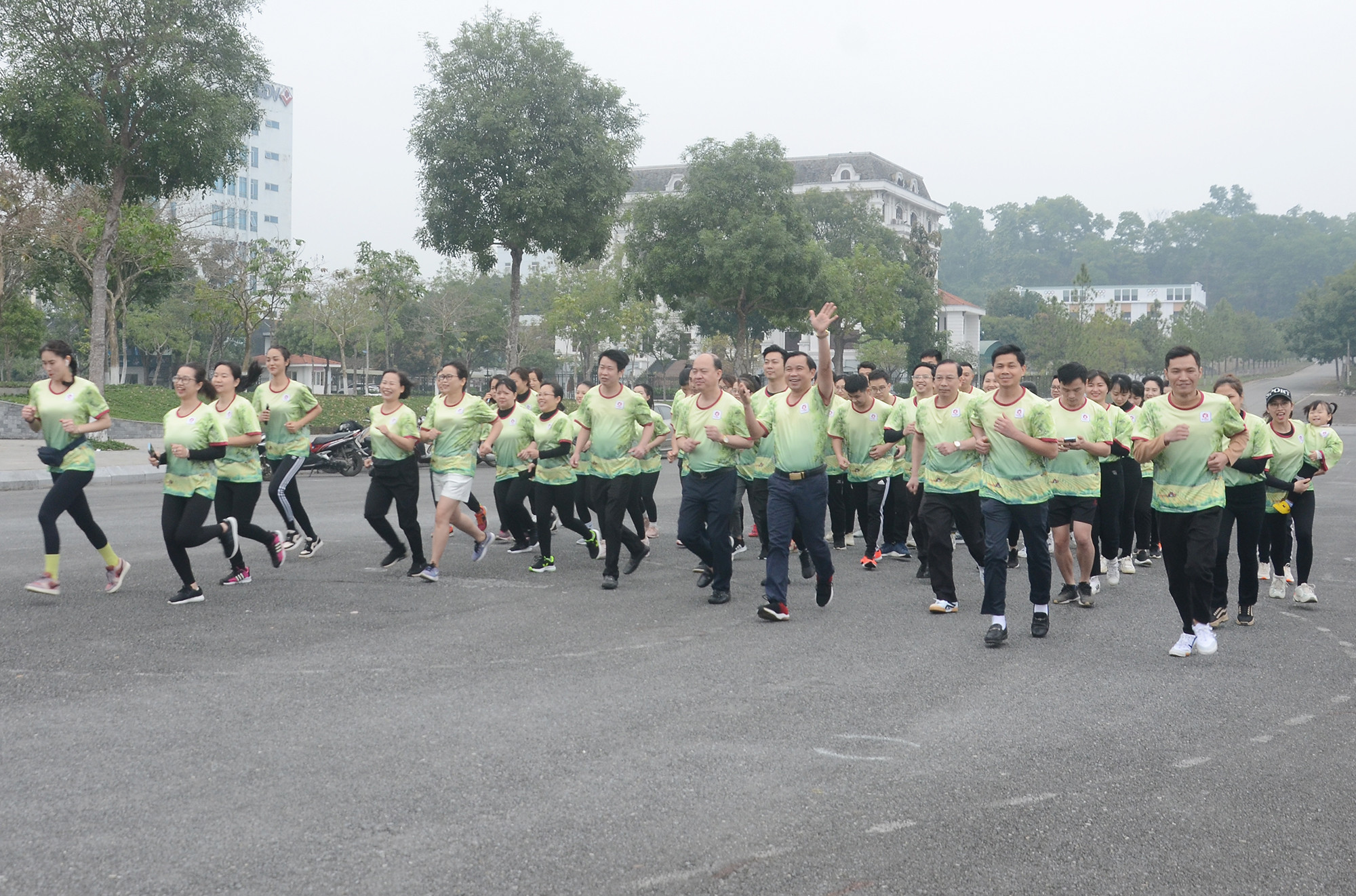 Các vận động viên tham gia giải chạy “Agribank - vì tương lai xanh”. Các vận động viên Agribank Chi nhánh Lào Cai II xuất phát chạy. Vận động viên Agribank Chi nhánh Lào Cai tham gia chạy sau lễ phát động.