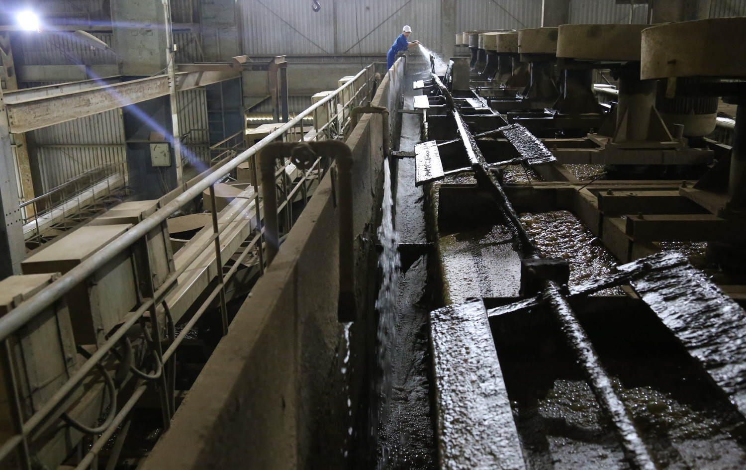 Hai nhà máy của Chi nhánh Luyện đồng Lào Cai duy trì sản xuất ổn định trong những ngày tết. Không khí làm việc tại tất cả các phân xưởng của nhà máy vẫn rất sôi động. Nhiều người lao động trong các nhà máy, đơn vị sản xuất công nghiệp trên địa bàn tỉnh vẫn làm việc xuyên tết. Các đơn vị sản xuất của Chi nhánh Mỏ Tuyển đồng Sin Quyền hoạt động bình thường trong ngày tết. Nhiều đơn vị của Công ty TNHH Một thành viên Apatit Việt Nam vẫn duy trì sản xuất trong dịp tết. Các nhà máy sản xuất phốt pho, axit sunfutic... thuộc Công ty TNHH Một thành viên hóa chất Đức Giang Lào Cai duy trì sản xuất trong ngày tết. Công nhân miệt mài với công việc của mình để đảm bảo các đơn hàng và kế hoạch sản xuất của đơn vị. Trung tâm Điều khiển xa (Công ty Điện lực Lào Cai) bố trí cán bộ trực để bảo đảm vận hành lưới điện ổn định, an toàn trong những ngày tết. Các nhà máy sản xuất thủy điện trên địa bàn vẫn duy trì đủ quân số trực sản xuất để dòng điện toả đi muôn nơi.