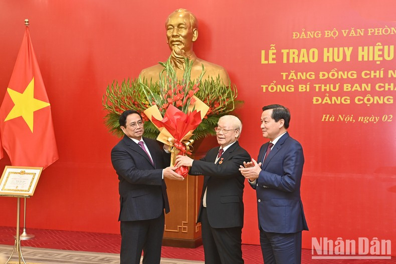 Thủ tướng Phạm Minh Chính và Phó Thủ tướng Lê Minh Khái tặng hoa chúc mừng Tổng Bí thư Nguyễn Phú Trọng. Thủ tướng Phạm Minh Chính và Phó Thủ tướng Lê Minh Khái tặng hoa chúc mừng Tổng Bí thư Nguyễn Phú Trọng.