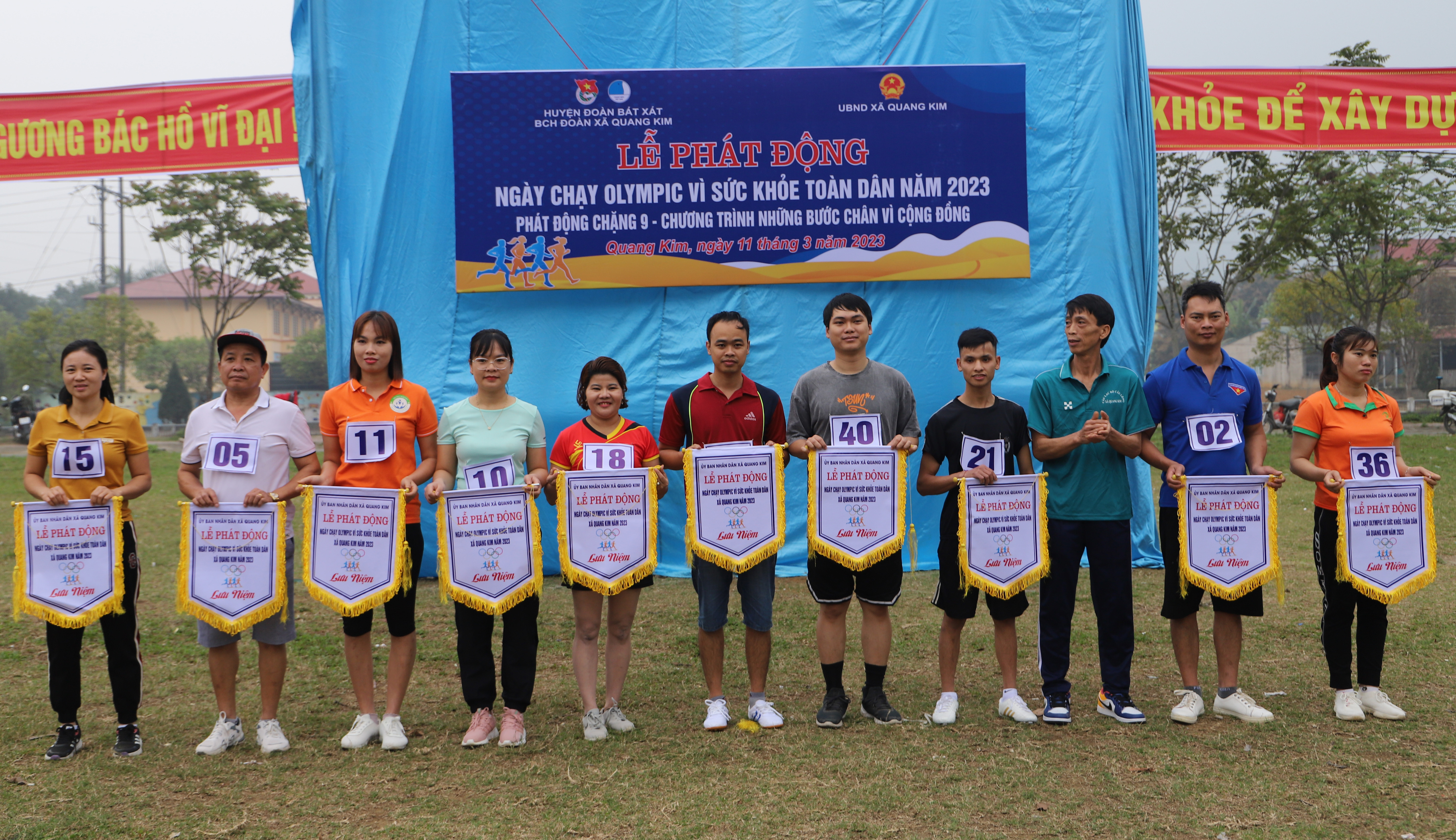 Trao Cờ lưu niệm cho các đơn vị tham gia chương trình.