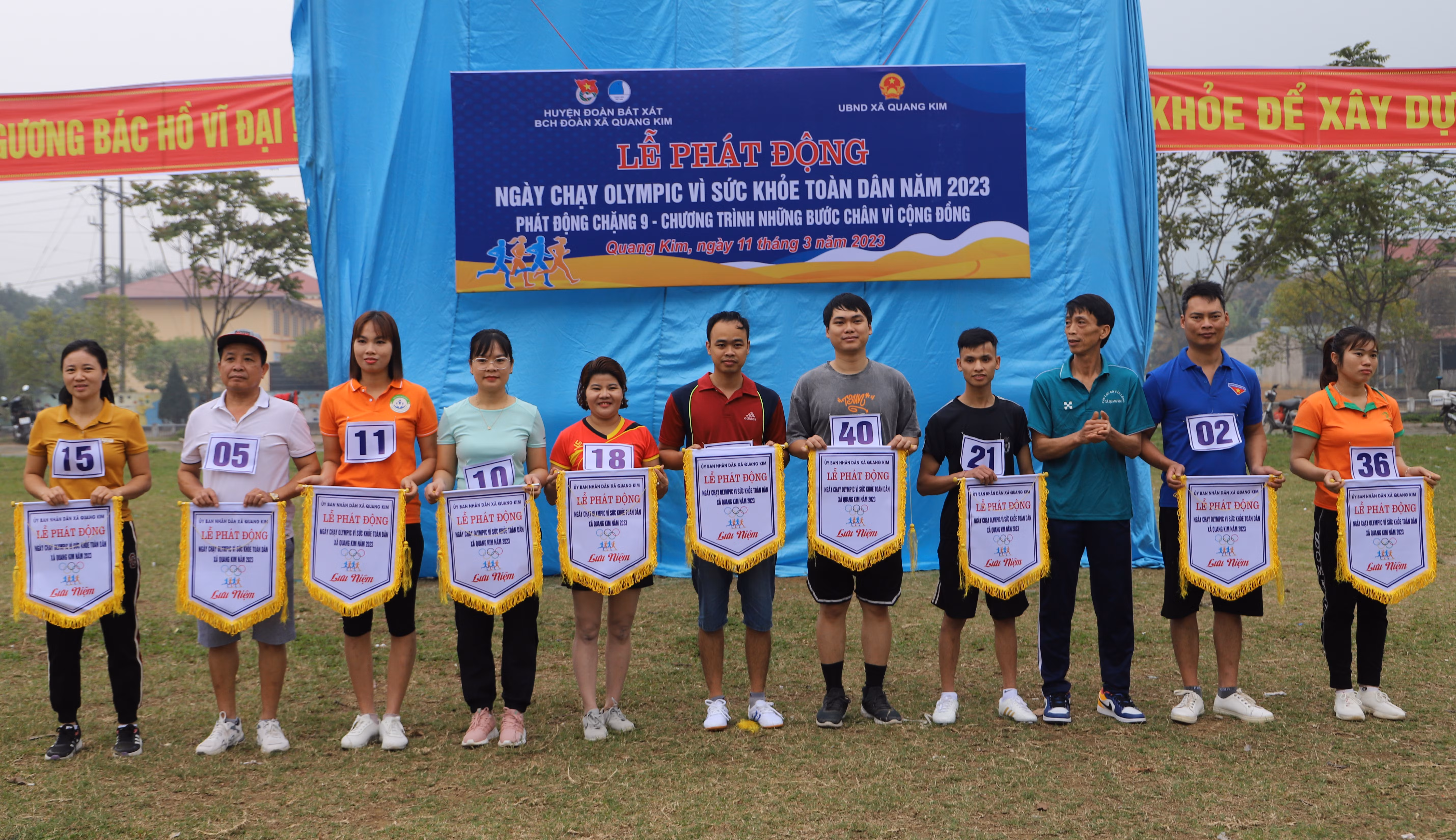 Trao Cờ lưu niệm cho các đơn vị tham gia chương trình. Trao Cờ lưu niệm cho các đơn vị tham gia chương trình.