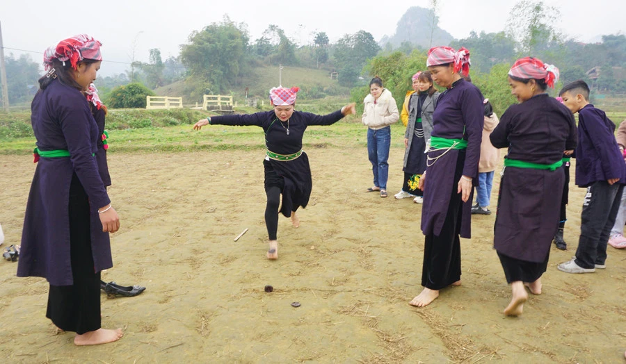 Ngày đầu năm cùng người Tày ra đồng tìm hướng kiêng ảnh 9