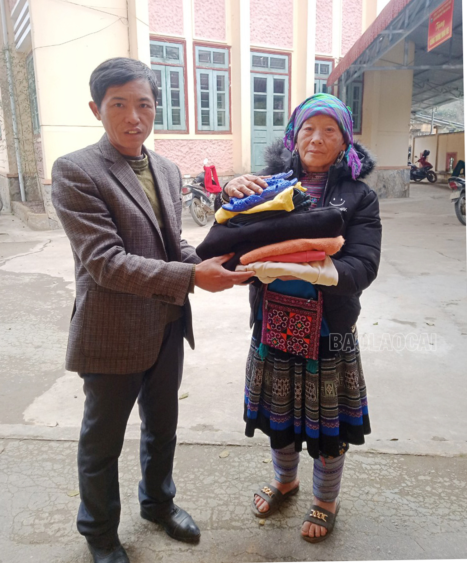 Cán bộ xã Sán Chải trao quà do Thượng úy Lê Hải Trường gửi tặng các hộ nghèo trong xã.