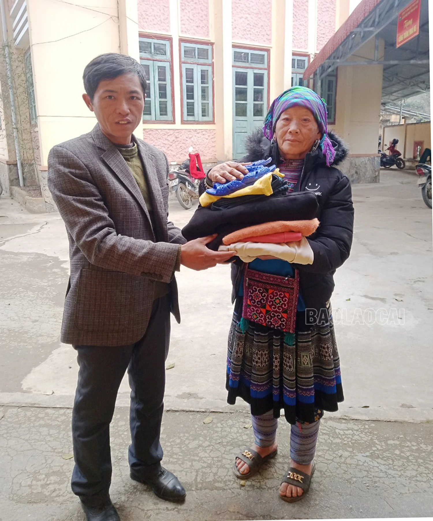 Cán bộ xã Sán Chải trao quà do Thượng úy Lê Hải Trường gửi tặng các hộ nghèo trong xã.