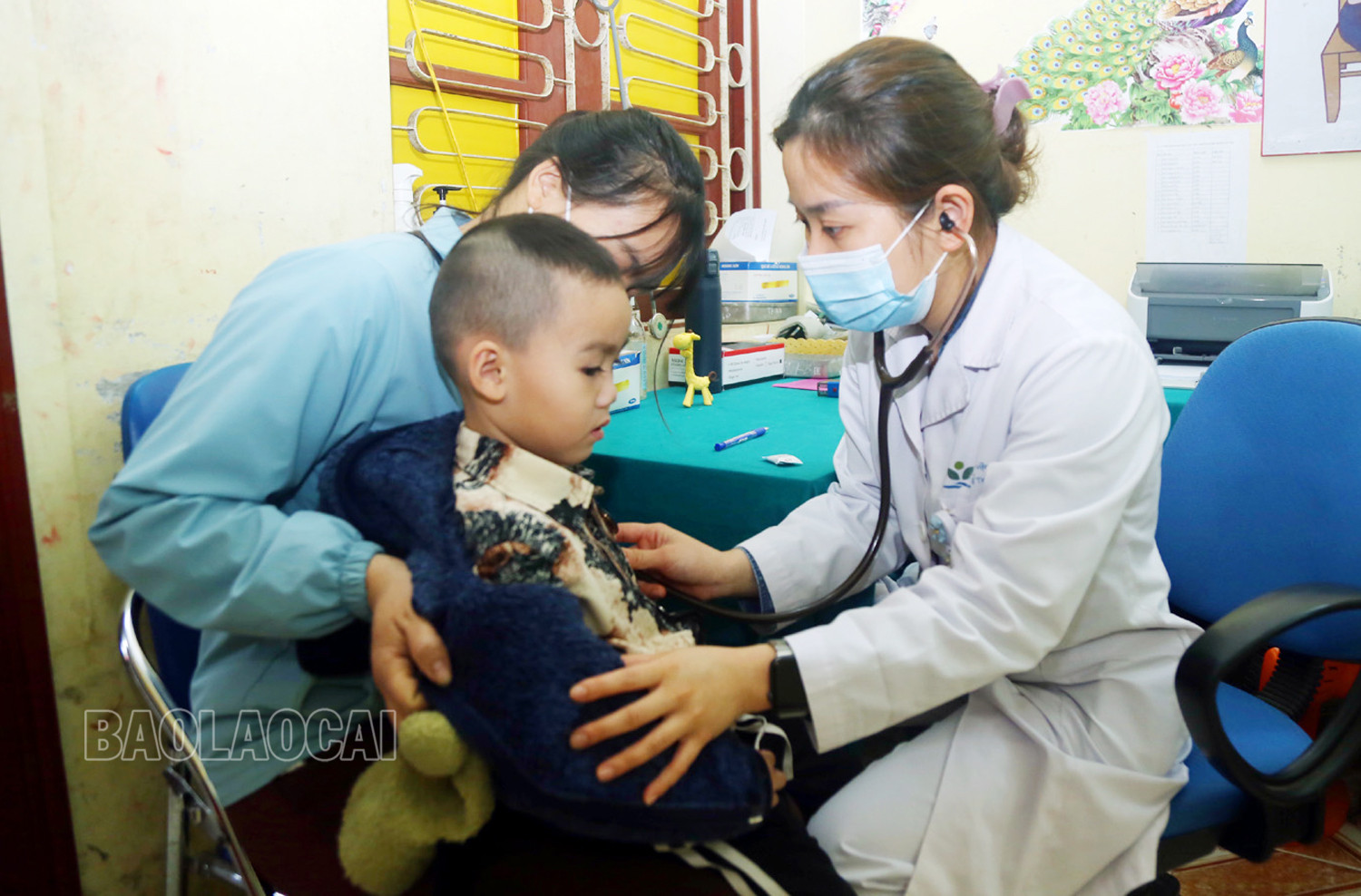 Bác sỹ Nguyễn Thị Thanh Lam khám bệnh cho trẻ em tại Bệnh viện Đa khoa huyện Mường Khương.