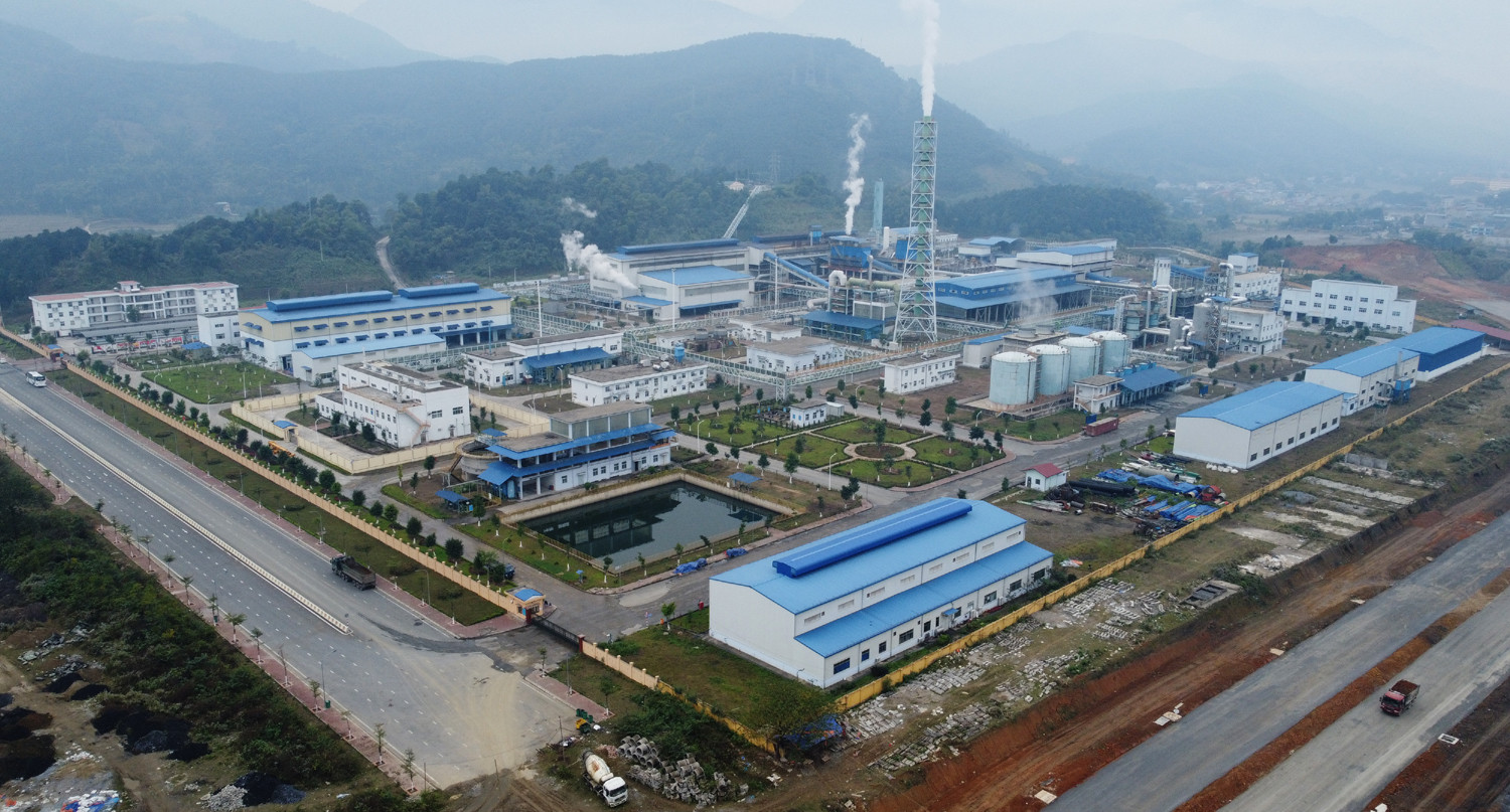 Hai nhà máy của Chi nhánh Luyện đồng Lào Cai duy trì sản xuất ổn định trong những ngày tết. Không khí làm việc tại tất cả các phân xưởng của nhà máy vẫn rất sôi động. Nhiều người lao động trong các nhà máy, đơn vị sản xuất công nghiệp trên địa bàn tỉnh vẫn làm việc xuyên tết. Các đơn vị sản xuất của Chi nhánh Mỏ Tuyển đồng Sin Quyền hoạt động bình thường trong ngày tết. Nhiều đơn vị của Công ty TNHH Một thành viên Apatit Việt Nam vẫn duy trì sản xuất trong dịp tết. Các nhà máy sản xuất phốt pho, axit sunfutic... thuộc Công ty TNHH Một thành viên hóa chất Đức Giang Lào Cai duy trì sản xuất trong ngày tết. Công nhân miệt mài với công việc của mình để đảm bảo các đơn hàng và kế hoạch sản xuất của đơn vị. Trung tâm Điều khiển xa (Công ty Điện lực Lào Cai) bố trí cán bộ trực để bảo đảm vận hành lưới điện ổn định, an toàn trong những ngày tết. Các nhà máy sản xuất thủy điện trên địa bàn vẫn duy trì đủ quân số trực sản xuất để dòng điện toả đi muôn nơi.