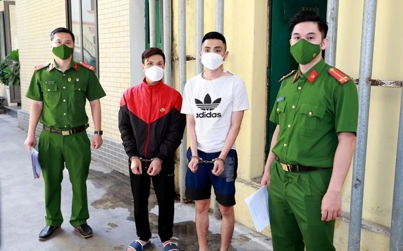 Công an quận Hồng Bàng (Hải Phòng) tạm giữ hình sự các đối tượng chống người thi hành công vụ.