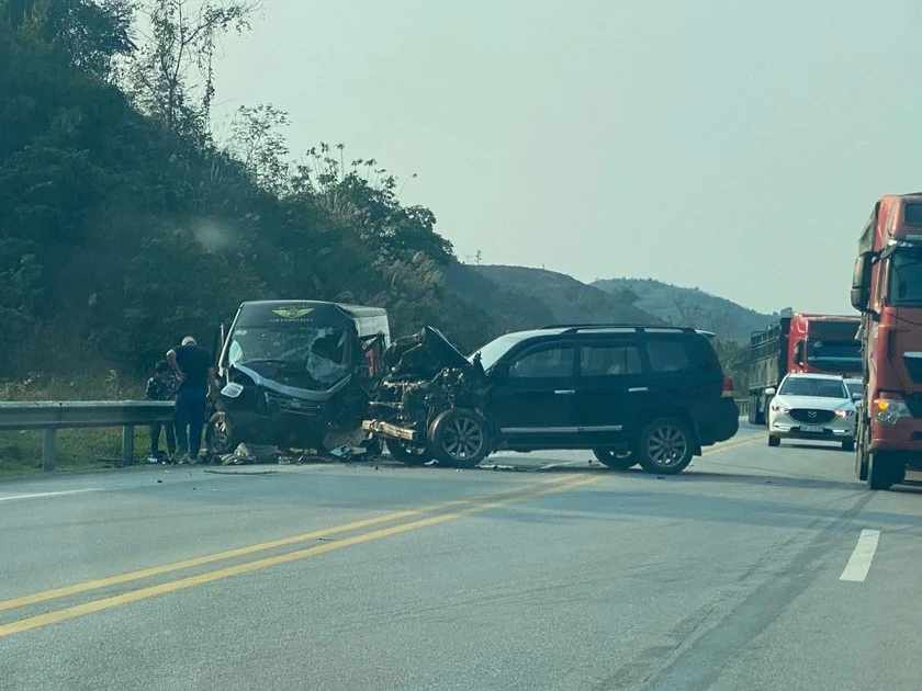 Va chạm ô tô trên cao tốc Nội Bài-Lào Cai, 4 người bị thương ảnh 1