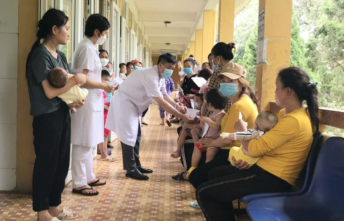 Trao quà cho bệnh nhi đang điều trị tại Bệnh viện Đa khoa huyện,