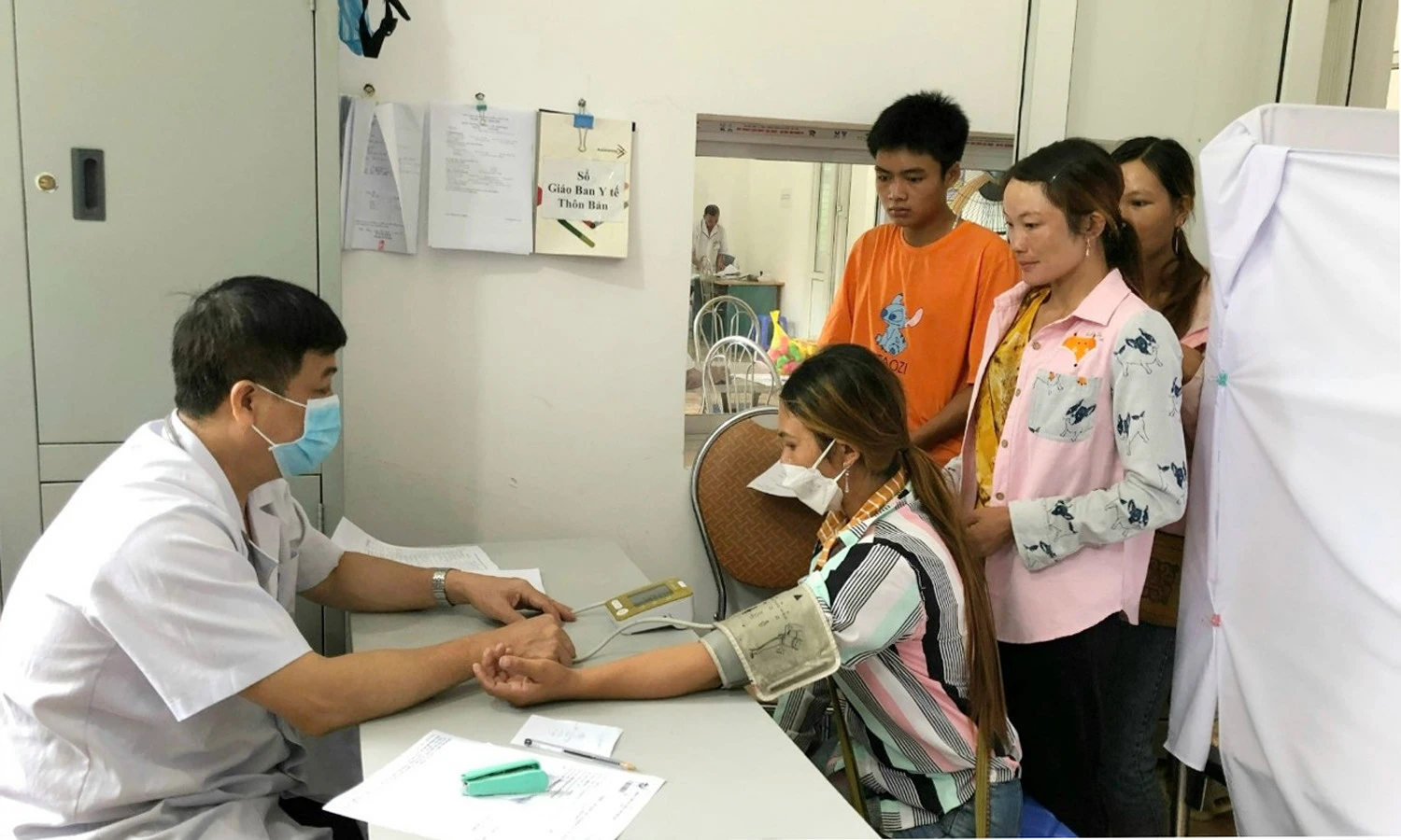 Bác sỹ Hồng thường xuyên xuống cơ sở để thăm khám bệnh cho đồng bào dân tộc thiểu số.