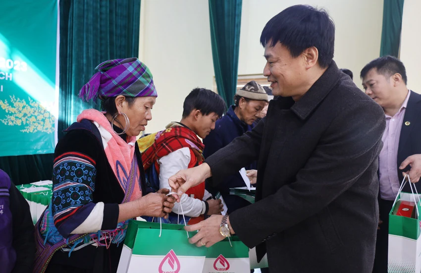 Ngân hàng Chính sách xã hội Việt Nam tặng quà 500 hộ nghèo ảnh 4