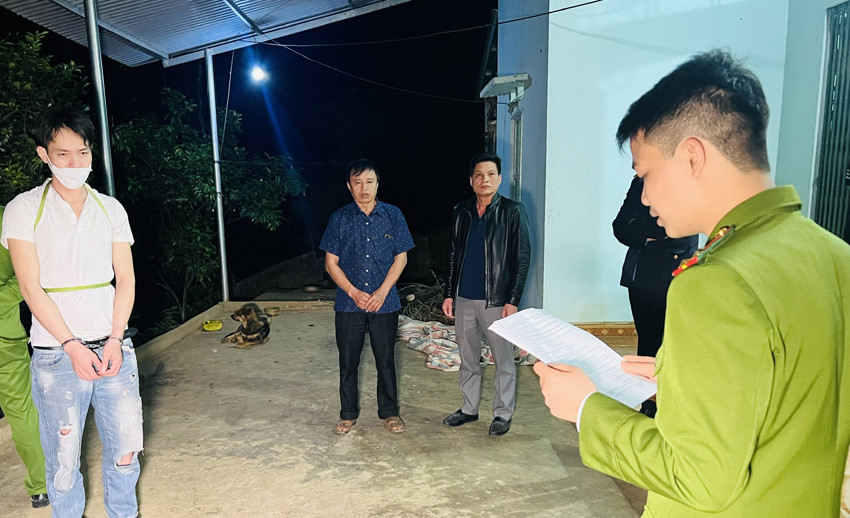 Công an thành phố Lào Cai ra lệnh giữ người trong trường hợp khẩn cấp.