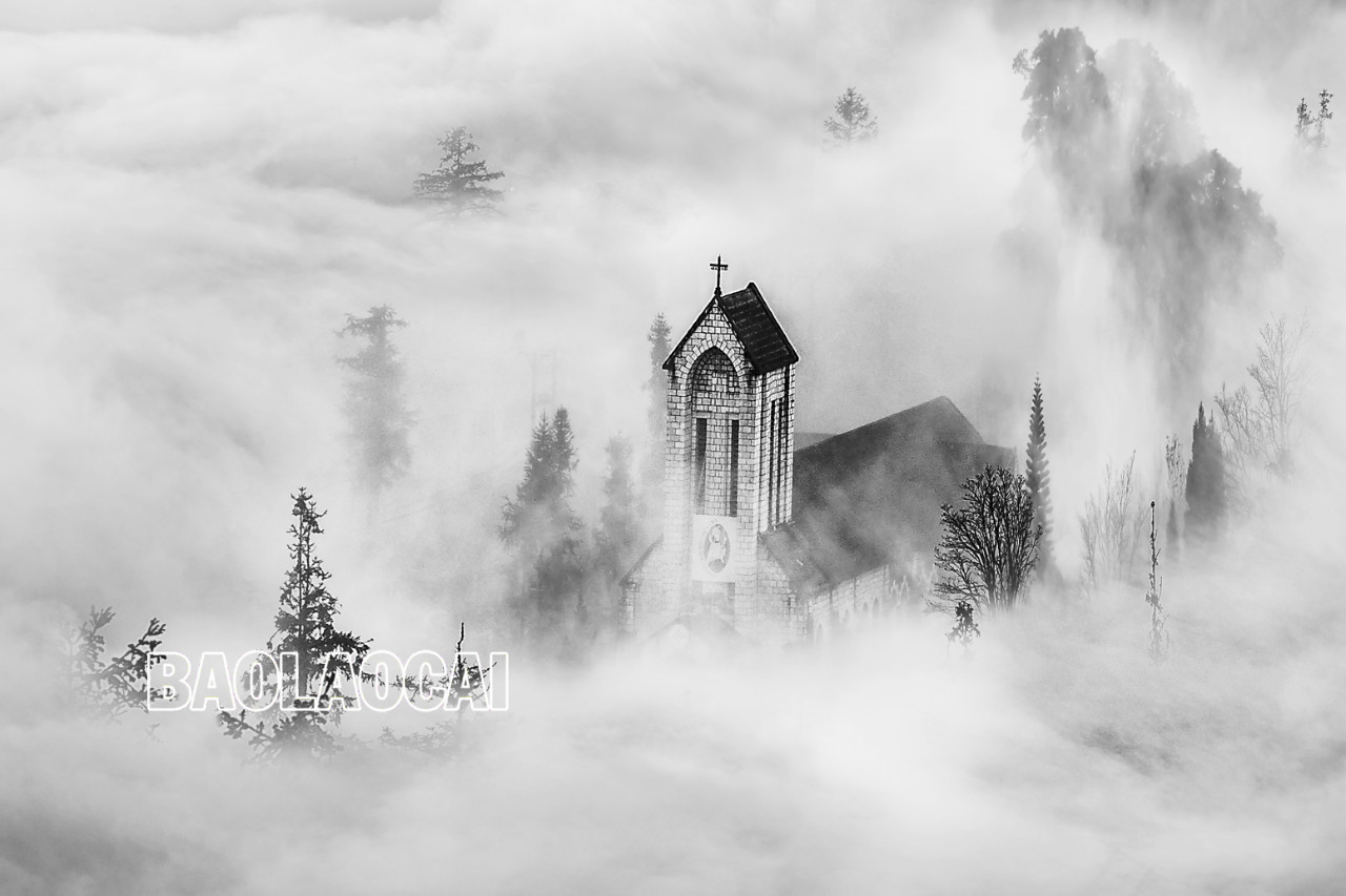 Chiến sỹ cảnh sát cơ động tập luyện. (Tác giả Phạm Bằng) Trẻ con đồng bào dân tộc Hà Nhì. (Tác giả Phạm Bằng) Nhà thờ đá Sa Pa. (Tác giả Nguyễn Thiện Hùng) Vũ công tương lai. (Tác giả Hiệp Đình Yến) Thợ sửa kèn. (Tác giả Hiệp Đình Yến) Vẽ sáp ong. (Tác giả Tô Bá Hiếu)