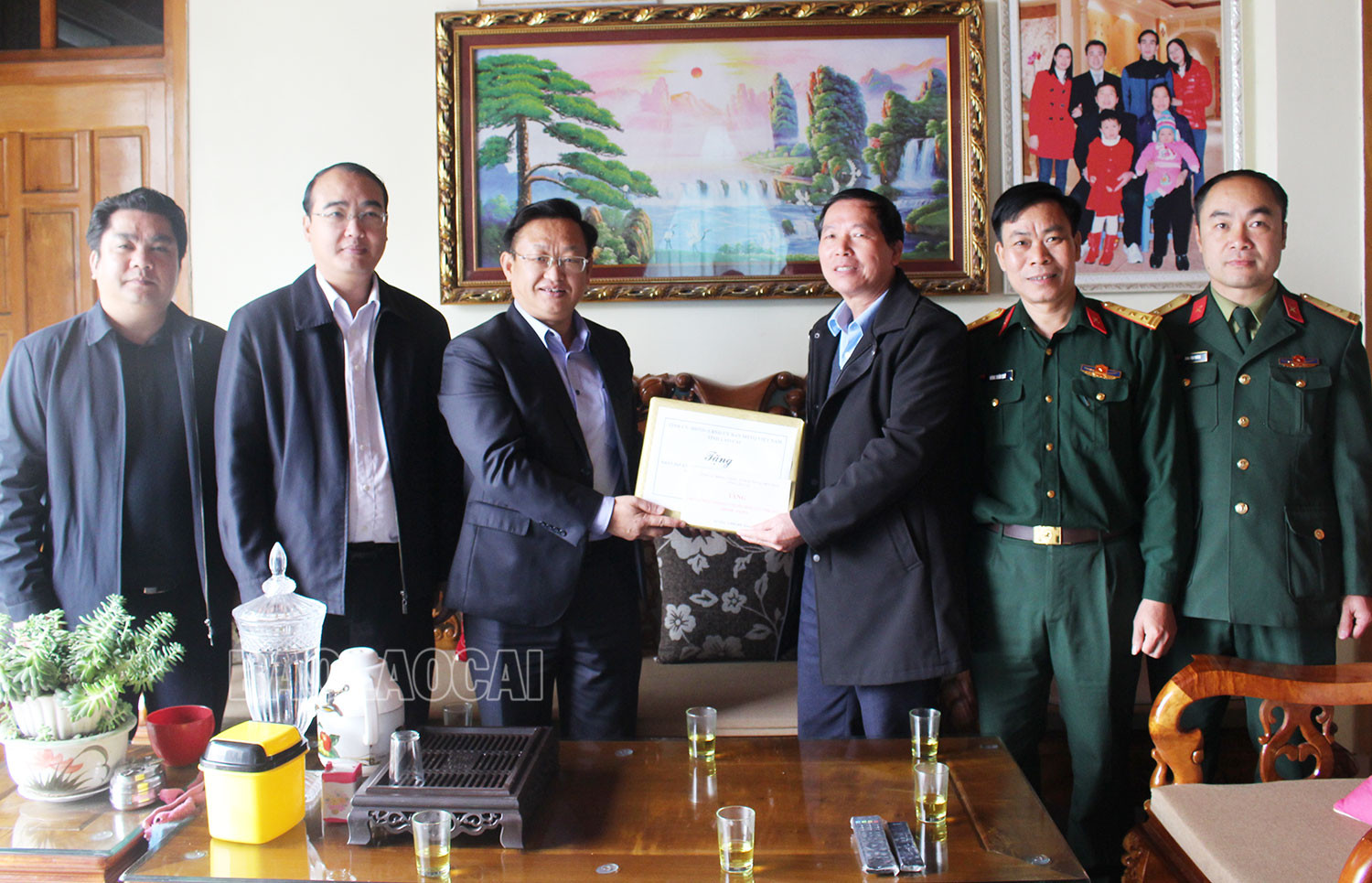 Các đồng chí lãnh đạo tỉnh thăm, tặng quà gia đình quân nhân, cựu quân nhân và người có công tại một số địa phương ảnh 10 Các đồng chí lãnh đạo tỉnh thăm, tặng quà gia đình quân nhân, cựu quân nhân và người có công tại một số địa phương ảnh 10