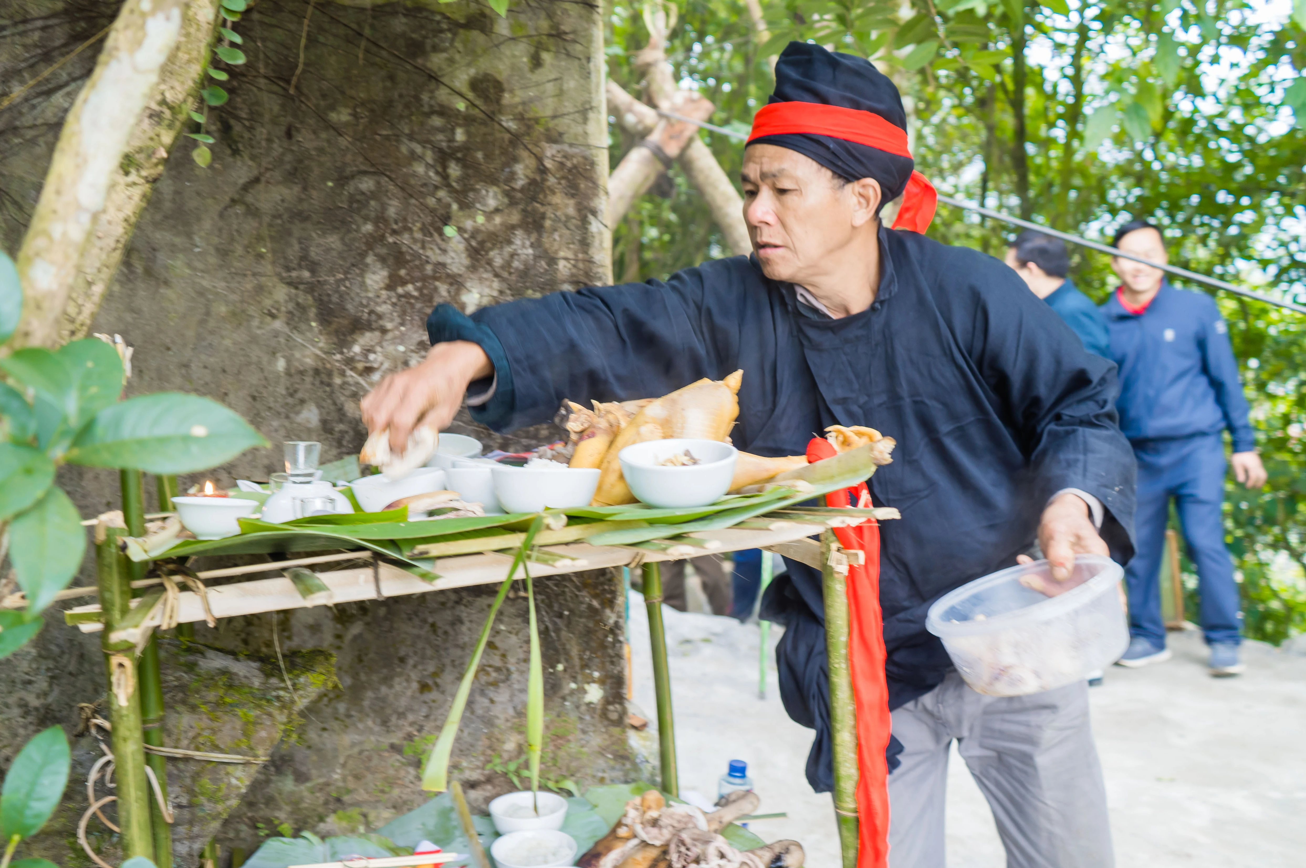 Thầy cúng thực hiện nghi lễ.