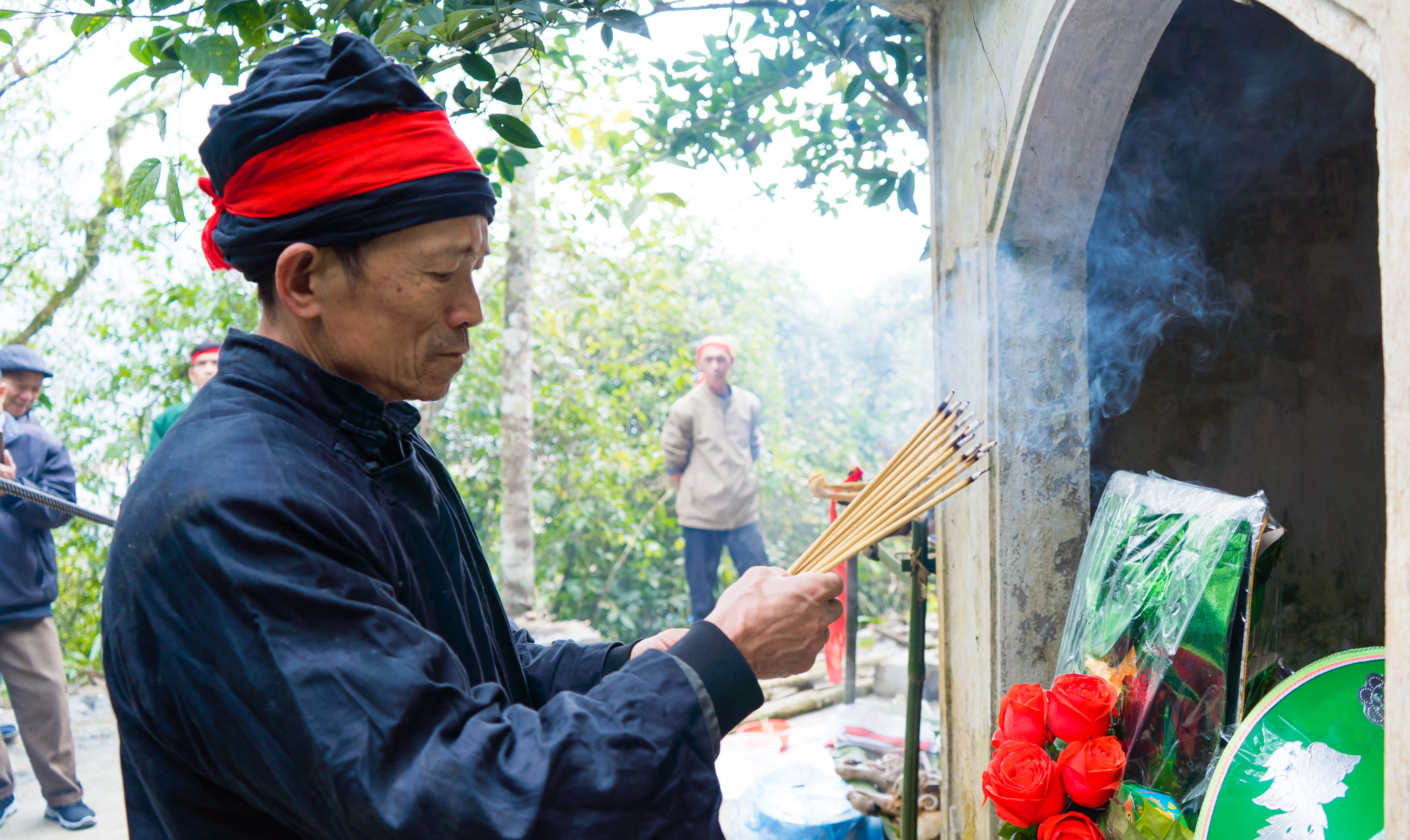 Thầy cúng thực hiện nghi lễ.