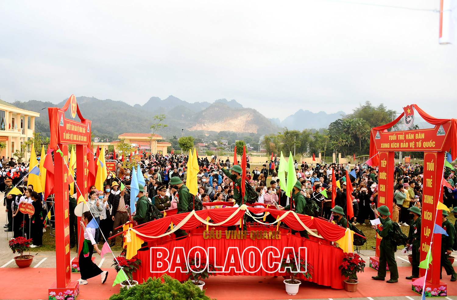 Tân binh huyện Văn Bàn lên đường nhập ngũ.