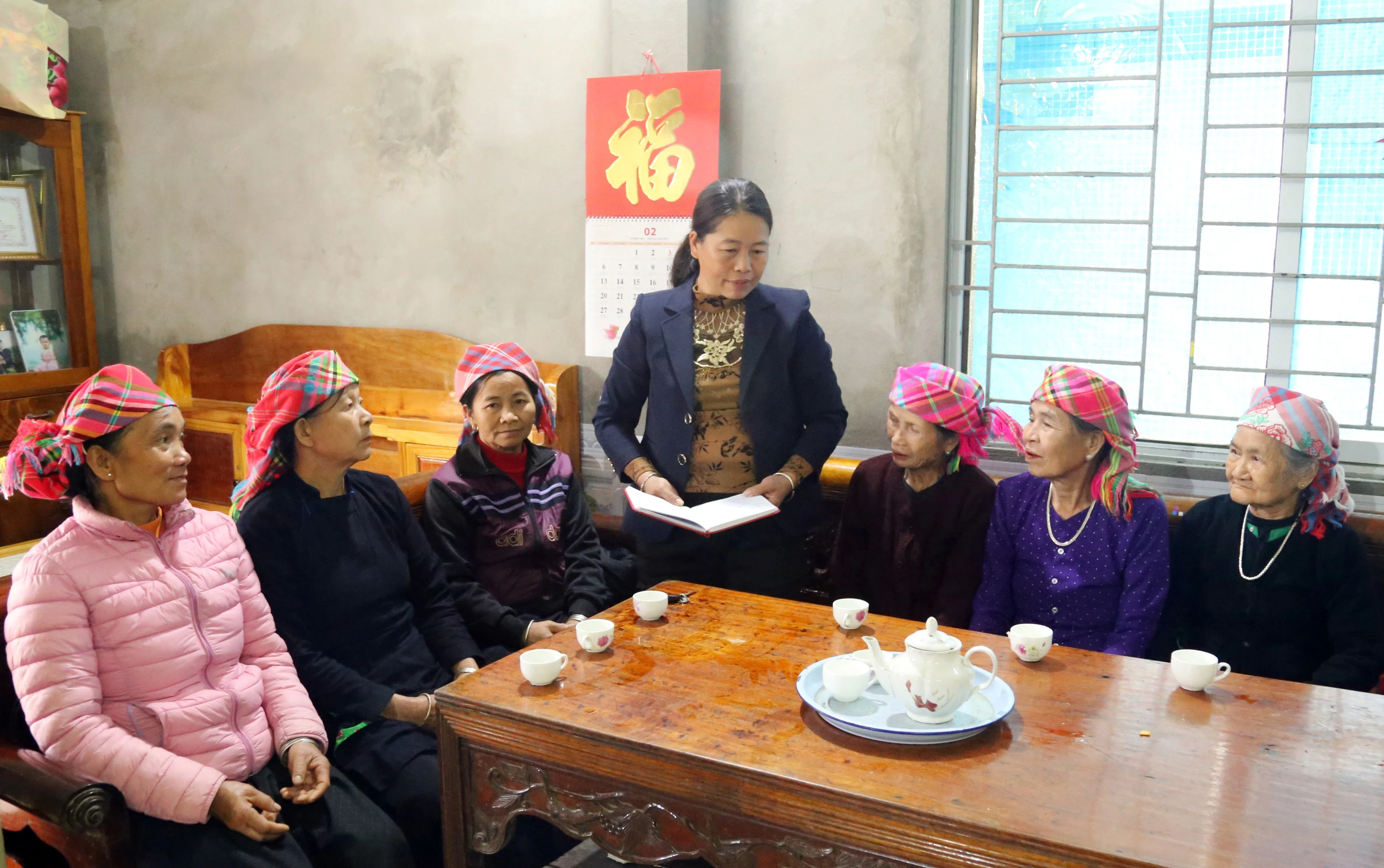 Bí thư Chi bộ thôn Én 2 Lương Thị Đồng vận động phụ nữ cao tuổi trong thôn thực hiện nếp sống văn hóa mới.