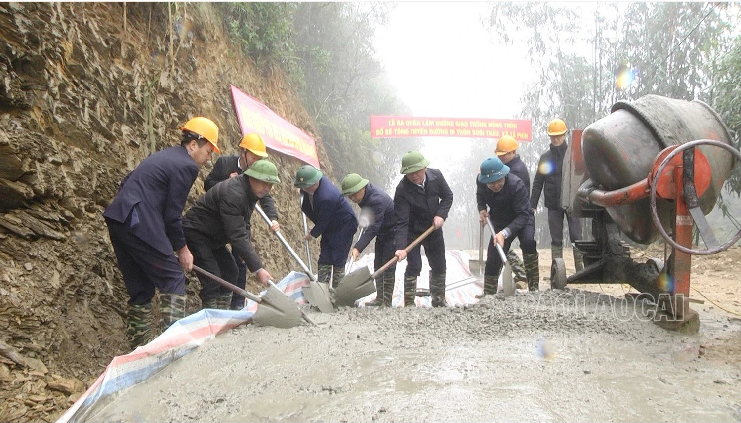 Người dân xã Tả Phìn, thị xã Sa Pa đổ đường bê tông nông thôn.