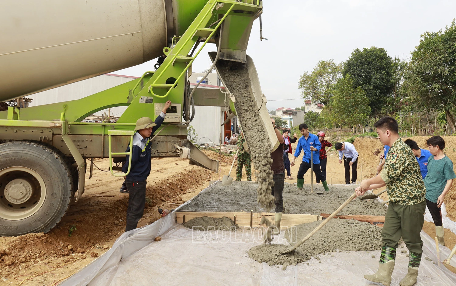 Người dân xã Bảo Hà, huyện Bảo Yên tích cực tham gia xây dựng nông thôn mới.