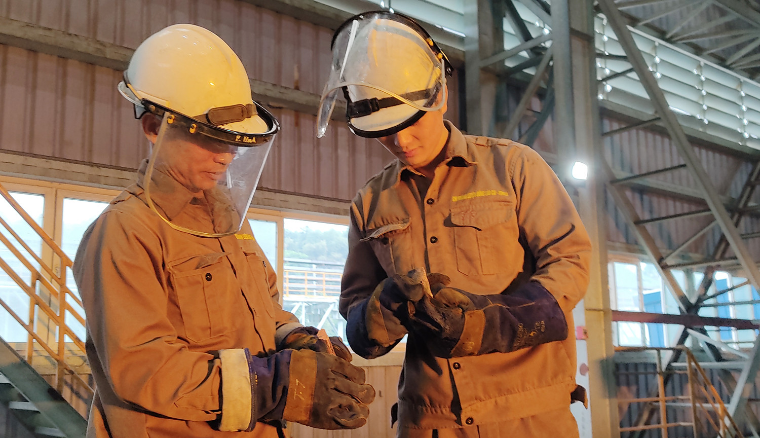 Hai nhà máy của Chi nhánh Luyện đồng Lào Cai duy trì sản xuất ổn định trong những ngày tết. Không khí làm việc tại tất cả các phân xưởng của nhà máy vẫn rất sôi động. Nhiều người lao động trong các nhà máy, đơn vị sản xuất công nghiệp trên địa bàn tỉnh vẫn làm việc xuyên tết. Các đơn vị sản xuất của Chi nhánh Mỏ Tuyển đồng Sin Quyền hoạt động bình thường trong ngày tết. Nhiều đơn vị của Công ty TNHH Một thành viên Apatit Việt Nam vẫn duy trì sản xuất trong dịp tết. Các nhà máy sản xuất phốt pho, axit sunfutic... thuộc Công ty TNHH Một thành viên hóa chất Đức Giang Lào Cai duy trì sản xuất trong ngày tết. Công nhân miệt mài với công việc của mình để đảm bảo các đơn hàng và kế hoạch sản xuất của đơn vị. Trung tâm Điều khiển xa (Công ty Điện lực Lào Cai) bố trí cán bộ trực để bảo đảm vận hành lưới điện ổn định, an toàn trong những ngày tết. Các nhà máy sản xuất thủy điện trên địa bàn vẫn duy trì đủ quân số trực sản xuất để dòng điện toả đi muôn nơi.