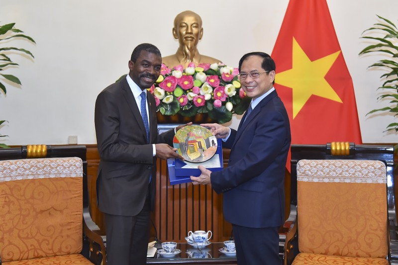 Bộ trưởng Ngoại giao Bùi Thanh Sơn tiếp ông Lazare Eloundou Assomo, Giám đốc Trung tâm Di sản Thế giới của UNESCO. Bộ trưởng Ngoại giao Bùi Thanh Sơn tiếp ông Lazare Eloundou Assomo, Giám đốc Trung tâm Di sản Thế giới của UNESCO.