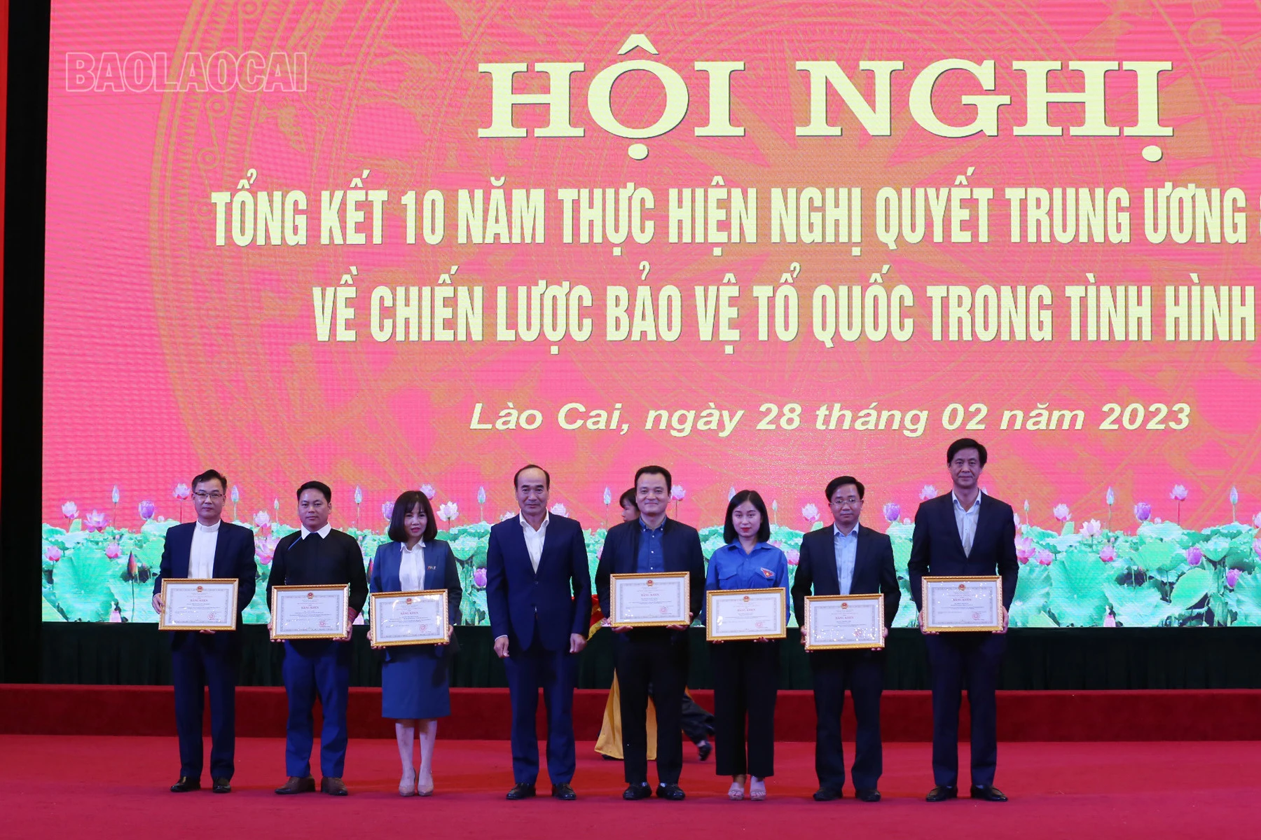 Trao Bằng khen của Chủ tịch UBND tỉnh cho các tập thể, cá nhân.