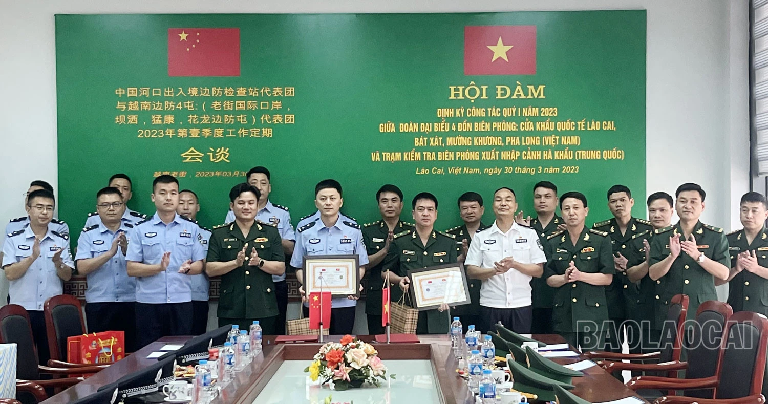 Hội đàm và trao tặng danh hiệu Sứ giả hữu nghị ảnh 3
