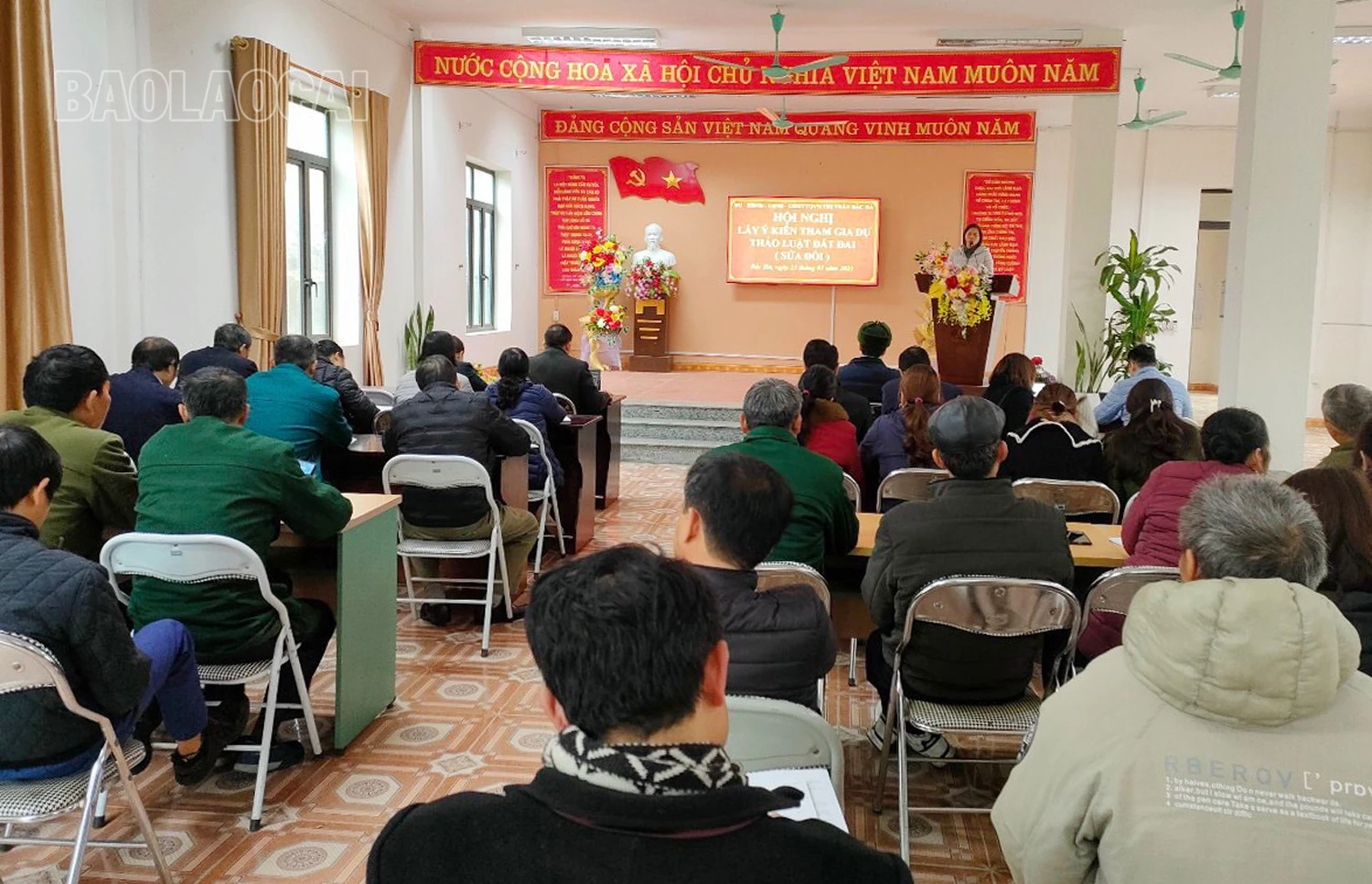 Tổ chức hội nghị lấy ý kiến Nhân dân về Dự thảo Luật Đất đai (sửa đổi) tại thị trấn Bắc Hà, huyện Bắc Hà.