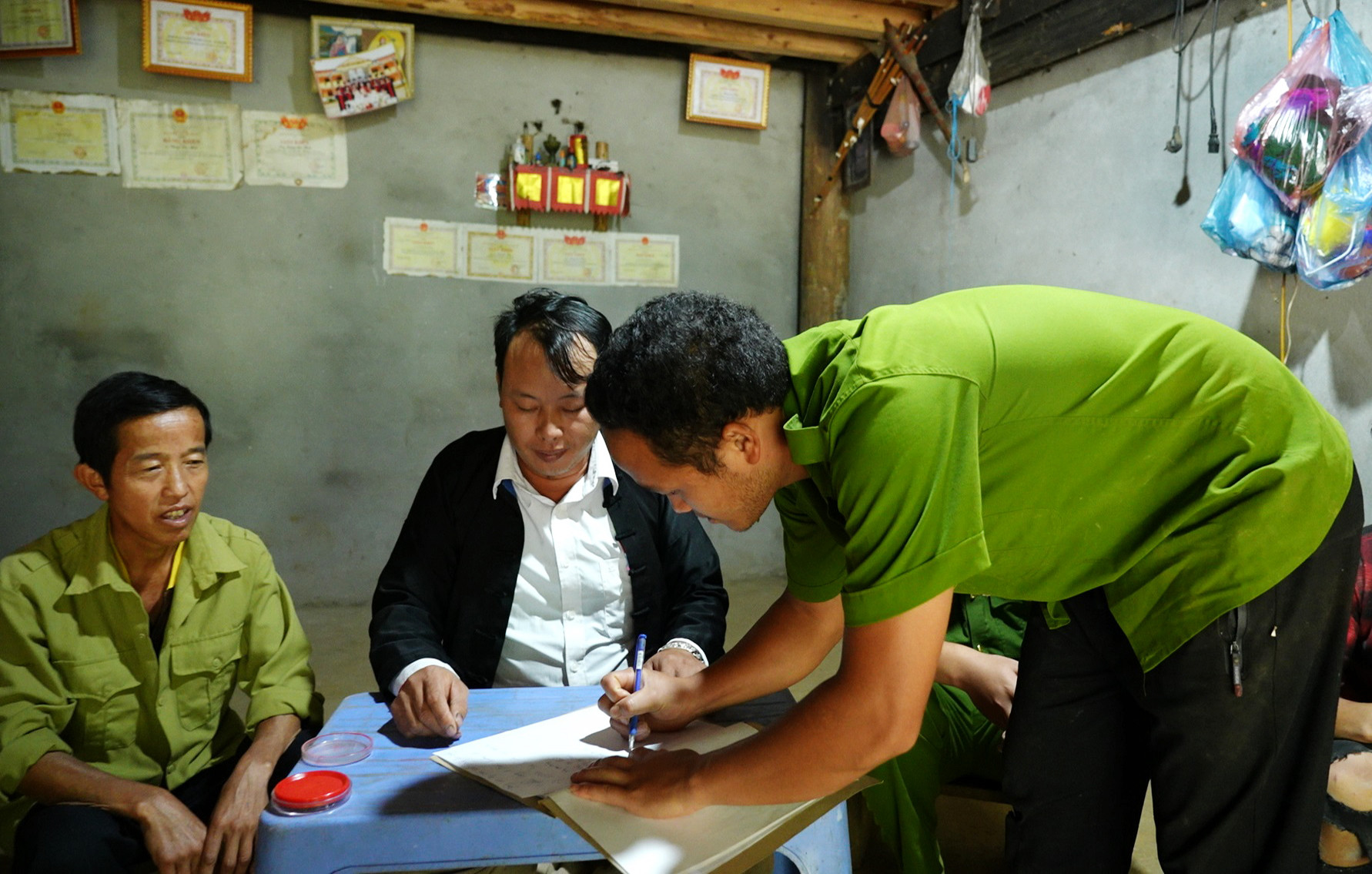 Hằng năm, dòng họ Sùng tổ chức cho các gia đình thành viên ký cam kết thực hiện quy ước của dòng họ.