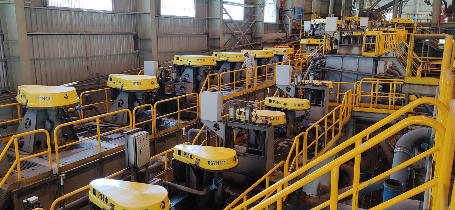 Hai nhà máy của Chi nhánh Luyện đồng Lào Cai duy trì sản xuất ổn định trong những ngày tết. Không khí làm việc tại tất cả các phân xưởng của nhà máy vẫn rất sôi động. Nhiều người lao động trong các nhà máy, đơn vị sản xuất công nghiệp trên địa bàn tỉnh vẫn làm việc xuyên tết. Các đơn vị sản xuất của Chi nhánh Mỏ Tuyển đồng Sin Quyền hoạt động bình thường trong ngày tết. Nhiều đơn vị của Công ty TNHH Một thành viên Apatit Việt Nam vẫn duy trì sản xuất trong dịp tết. Các nhà máy sản xuất phốt pho, axit sunfutic... thuộc Công ty TNHH Một thành viên hóa chất Đức Giang Lào Cai duy trì sản xuất trong ngày tết. Công nhân miệt mài với công việc của mình để đảm bảo các đơn hàng và kế hoạch sản xuất của đơn vị. Trung tâm Điều khiển xa (Công ty Điện lực Lào Cai) bố trí cán bộ trực để bảo đảm vận hành lưới điện ổn định, an toàn trong những ngày tết. Các nhà máy sản xuất thủy điện trên địa bàn vẫn duy trì đủ quân số trực sản xuất để dòng điện toả đi muôn nơi.