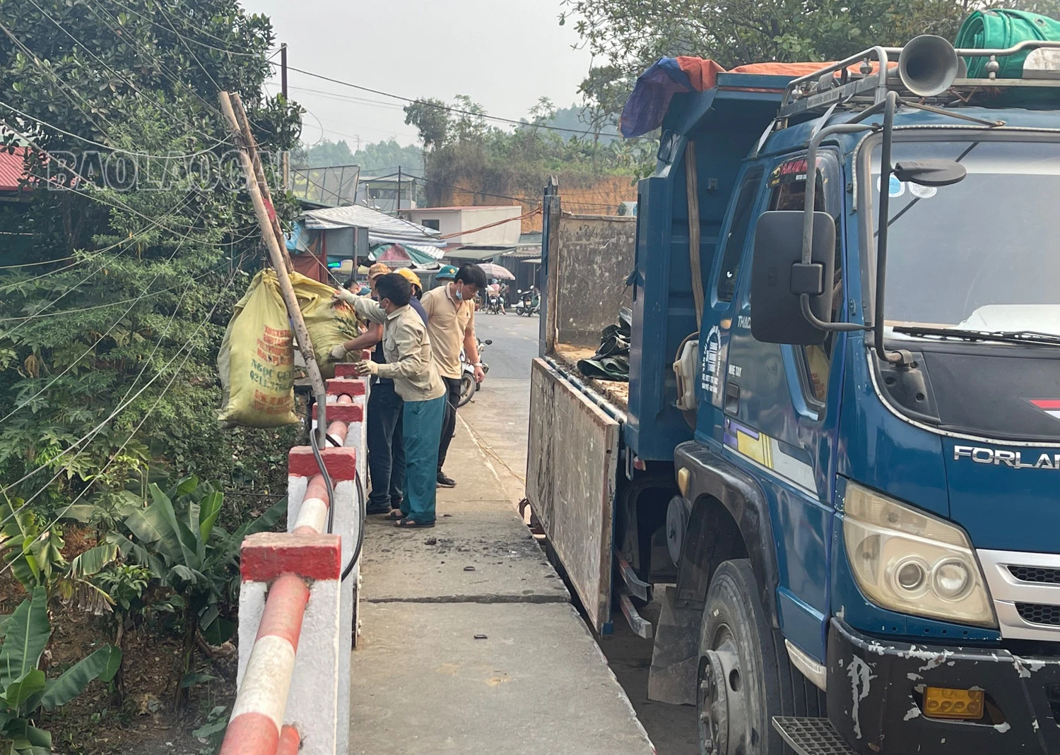 Cán bộ và Nhân dân tham gia thu gom rác thải tại các suối. Thu gom, vận chuyển rác đến nơi xử lý.