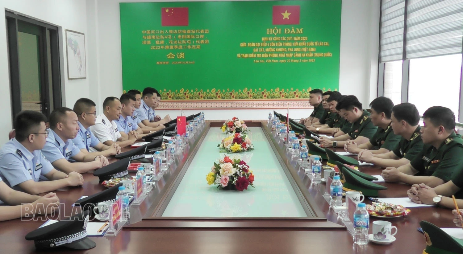 Hội đàm và trao tặng danh hiệu Sứ giả hữu nghị ảnh 1