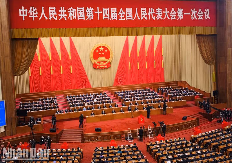 Một phiên họp toàn thể của kỳ họp thứ nhất Quốc hội Trung Quốc khóa 14. Một phiên họp toàn thể của kỳ họp thứ nhất Quốc hội Trung Quốc khóa 14.