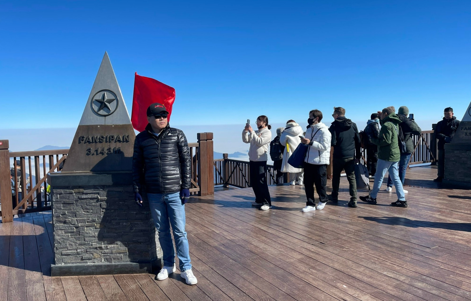 Sa Pa: Khách du lịch tận hưởng ngày đầu tiên của năm mới trong thời tiết đẹp ảnh 1