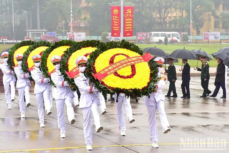 Các đồng chí lãnh đạo, nguyên lãnh đạo Đảng, Nhà nước vào Lăng viếng Chủ tịch Hồ Chí Minh. Các đồng chí lãnh đạo Đảng, Nhà nước thành kính tưởng nhớ công lao to lớn của Chủ tịch Hồ Chí Minh. Vòng hoa của đoàn mang dòng chữ “Đời đời nhớ ơn Chủ tịch Hồ Chí Minh vĩ đại”. Đoàn đại biểu Quân ủy Trung ương và Bộ Quốc phòng vào Lăng viếng Bác. Đoàn đại biểu Quân ủy Trung ương và Bộ Quốc phòng vào Lăng viếng Bác. Đoàn đại biểu Đảng ủy Công an Trung ương và Bộ Công an vào Lăng viếng Chủ tịch Hồ Chí Minh. Các tầng lớp nhân dân và lực lượng vũ trang vào Lăng viếng Chủ tịch Hồ Chí Minh. Các tầng lớp nhân dân và lực lượng vũ trang vào Lăng viếng Chủ tịch Hồ Chí Minh. Đoàn quân nhạc trên Quảng trường Ba Đình (Hà Nội).