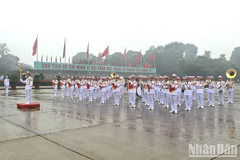 Các đồng chí lãnh đạo, nguyên lãnh đạo Đảng, Nhà nước vào Lăng viếng Chủ tịch Hồ Chí Minh. Các đồng chí lãnh đạo Đảng, Nhà nước thành kính tưởng nhớ công lao to lớn của Chủ tịch Hồ Chí Minh. Vòng hoa của đoàn mang dòng chữ “Đời đời nhớ ơn Chủ tịch Hồ Chí Minh vĩ đại”. Đoàn đại biểu Quân ủy Trung ương và Bộ Quốc phòng vào Lăng viếng Bác. Đoàn đại biểu Quân ủy Trung ương và Bộ Quốc phòng vào Lăng viếng Bác. Đoàn đại biểu Đảng ủy Công an Trung ương và Bộ Công an vào Lăng viếng Chủ tịch Hồ Chí Minh. Các tầng lớp nhân dân và lực lượng vũ trang vào Lăng viếng Chủ tịch Hồ Chí Minh. Các tầng lớp nhân dân và lực lượng vũ trang vào Lăng viếng Chủ tịch Hồ Chí Minh. Đoàn quân nhạc trên Quảng trường Ba Đình (Hà Nội).