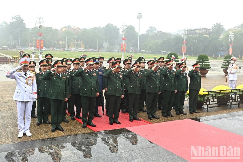 Các đồng chí lãnh đạo, nguyên lãnh đạo Đảng, Nhà nước vào Lăng viếng Chủ tịch Hồ Chí Minh. Các đồng chí lãnh đạo Đảng, Nhà nước thành kính tưởng nhớ công lao to lớn của Chủ tịch Hồ Chí Minh. Vòng hoa của đoàn mang dòng chữ “Đời đời nhớ ơn Chủ tịch Hồ Chí Minh vĩ đại”. Đoàn đại biểu Quân ủy Trung ương và Bộ Quốc phòng vào Lăng viếng Bác. Đoàn đại biểu Quân ủy Trung ương và Bộ Quốc phòng vào Lăng viếng Bác. Đoàn đại biểu Đảng ủy Công an Trung ương và Bộ Công an vào Lăng viếng Chủ tịch Hồ Chí Minh. Các tầng lớp nhân dân và lực lượng vũ trang vào Lăng viếng Chủ tịch Hồ Chí Minh. Các tầng lớp nhân dân và lực lượng vũ trang vào Lăng viếng Chủ tịch Hồ Chí Minh. Đoàn quân nhạc trên Quảng trường Ba Đình (Hà Nội).