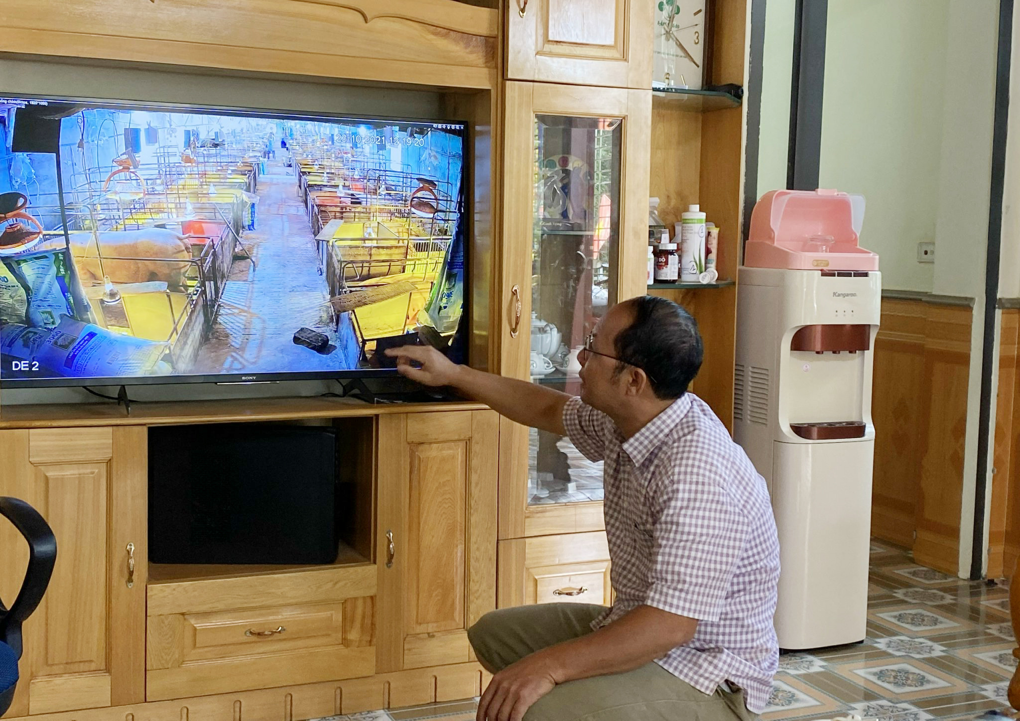 Nhiều trang trại trang bị hệ thống giám sát 24/24 giờ tại các chuồng nuôi. Nhiều trang trại trang bị hệ thống giám sát 24/24 giờ tại các chuồng nuôi.