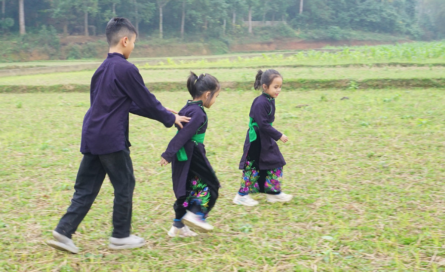 Ngày đầu năm cùng người Tày ra đồng tìm hướng kiêng ảnh 4 Ngày đầu năm cùng người Tày ra đồng tìm hướng kiêng ảnh 4