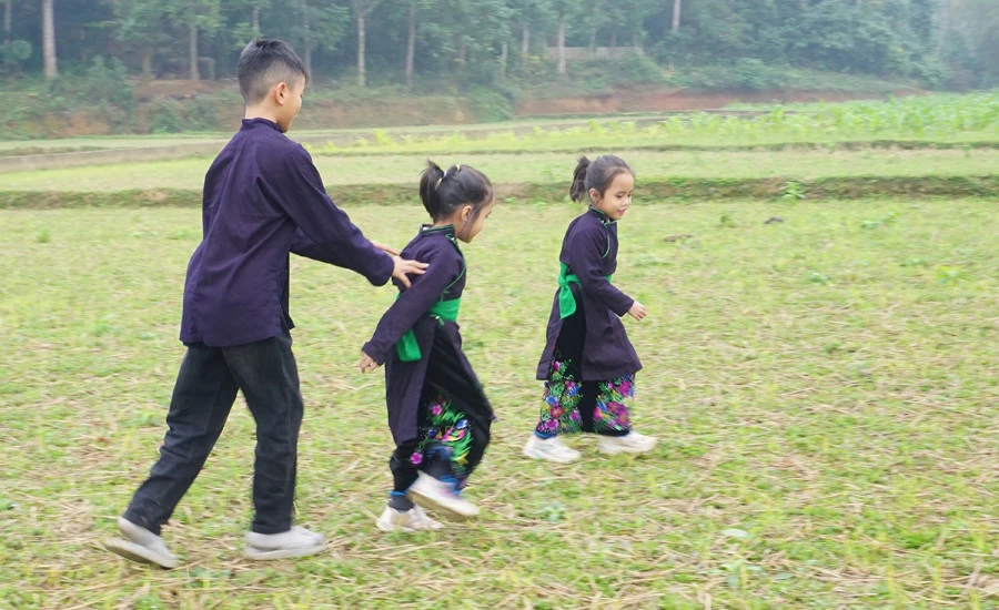 Ngày đầu năm cùng người Tày ra đồng tìm hướng kiêng ảnh 4