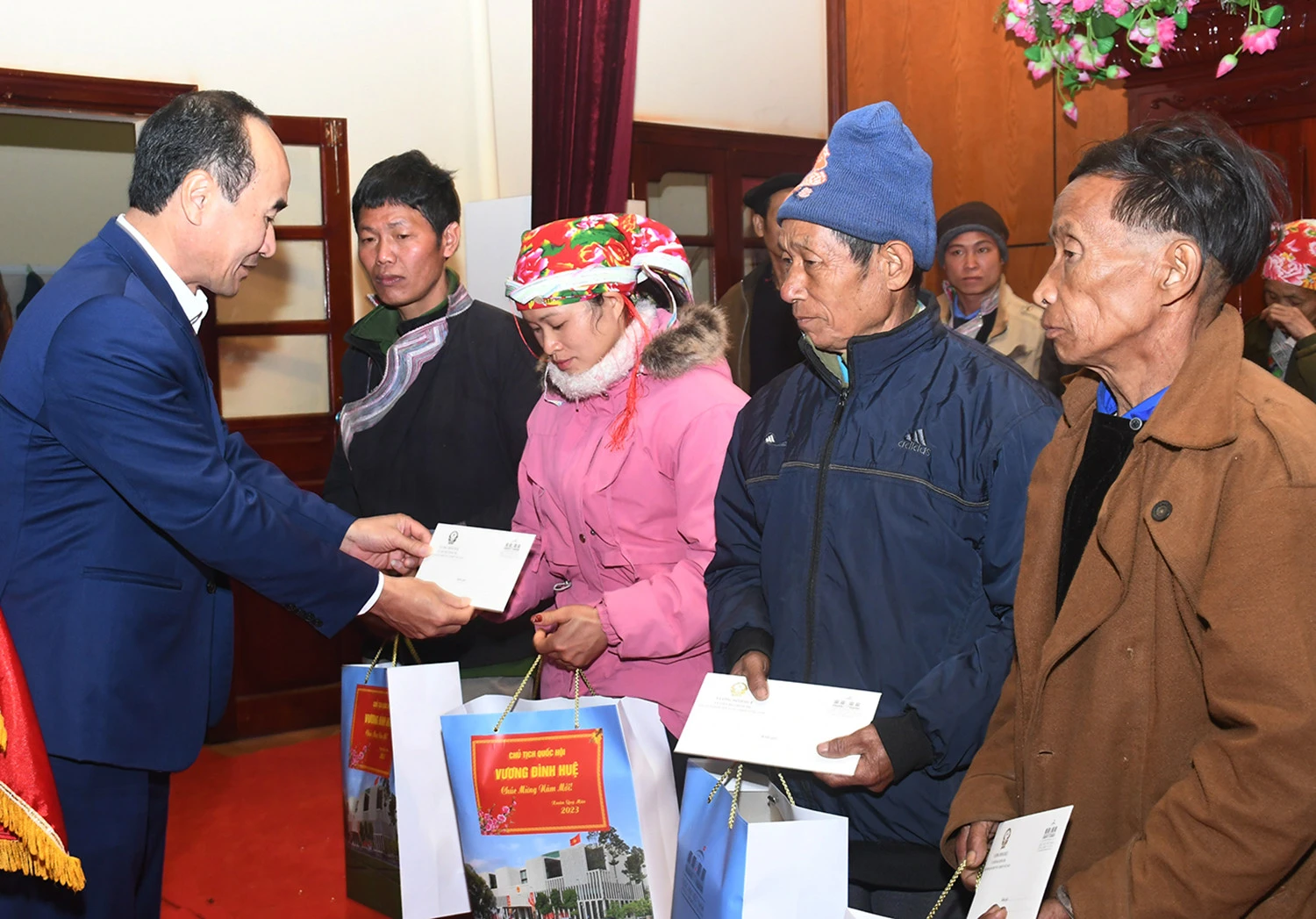 Phó Bí thư Trường trực Tỉnh ủy Vũ Xuân Cường tặng quà tết cho người dân.