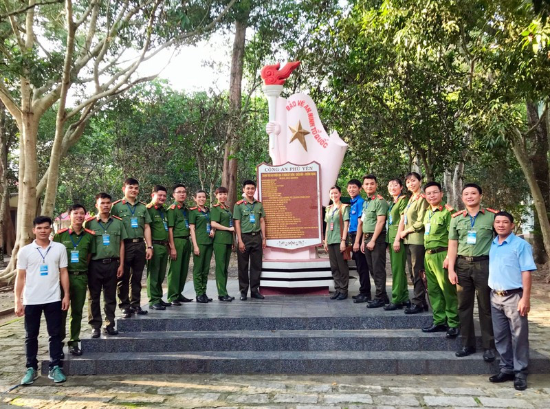 Đoàn Thanh niên Công an tỉnh Phú Yên dâng hoa, dâng hương, tưởng niệm tại Khu di tích quốc gia đặc biệt Ban An ninh Trung ương Cục miền Nam.