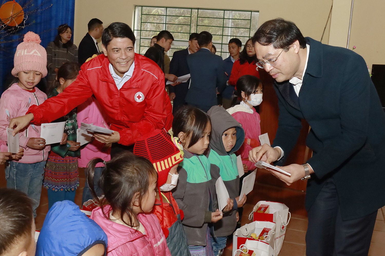 Đồng chí Trịnh Xuân Trường trao quà cho học sinh nghèo xã La Pan Tẩn. Lãnh đạo huyện Mường Khương trao quà Tết cho UBND xã La Pan Tẩn. Trao quà Tết cho các hộ mới thoát nghèo xã La Pan Tẩn. Đồng chí Trịnh Xuân Trường hỏi thăm, động viên, trao quà cho người khuyết tật xã Tả Thàng. Trao quà cho hộ nghèo xã Tả Thàng. Trao quà cho học sinh có hoàn cảnh khó khăn xã Tả Thàng. Đại diện Ngân hàng Nhà nước Việt Nam Chi nhánh tỉnh Lào Cai trao tiền hỗ trợ các hộ dân xã Tả Thàng xóa nhà tạm. Trao 2 bộ máy tính cho UBND xã Tả Thàng.