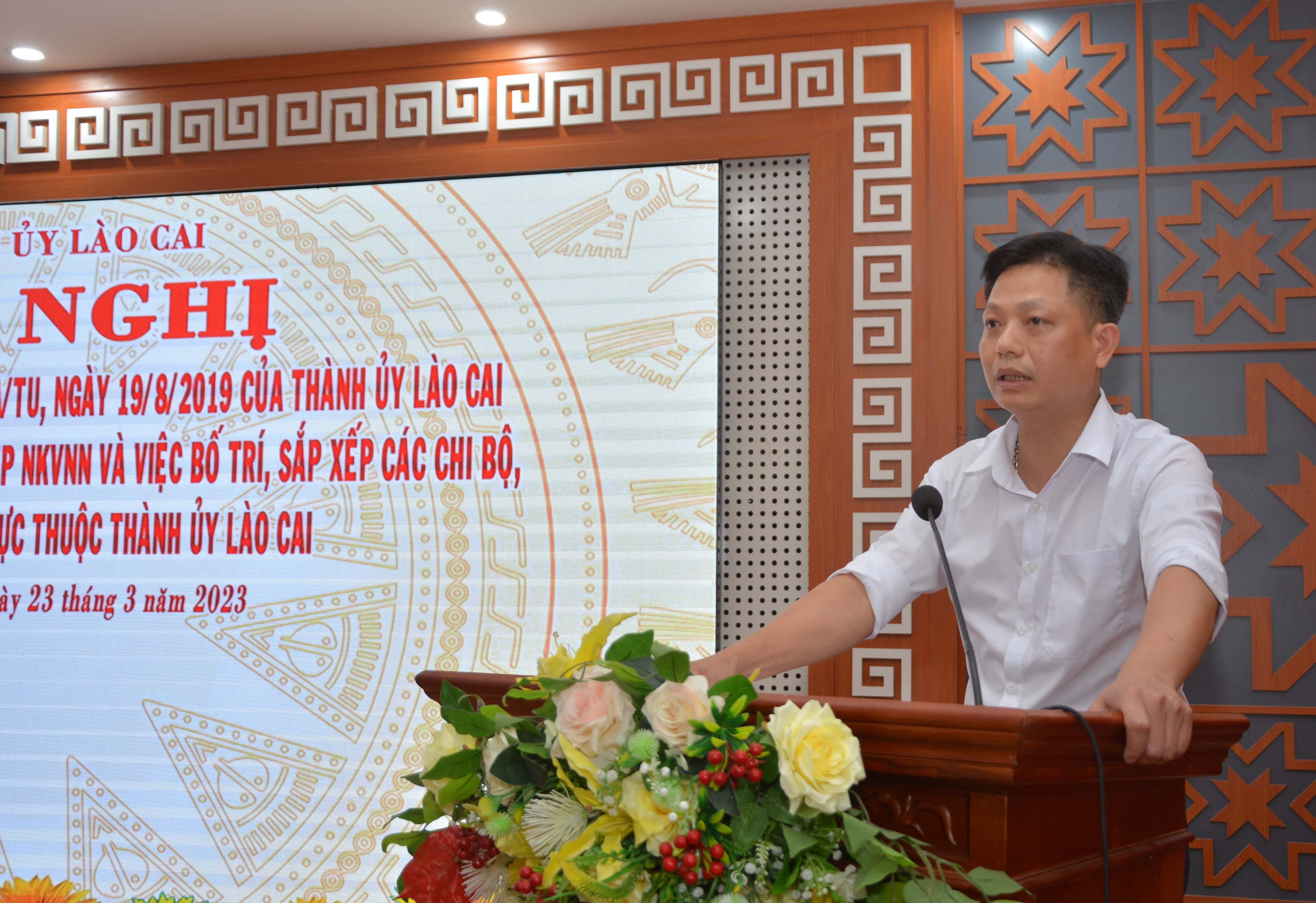 Đồng chí Ngô Hữu Quý, Phó Trưởng Ban Tổ chức Tỉnh ủy phát biểu ý kiến tại hội nghị. Đồng chí Nguyễn Văn Phong, Bí thư Đảng ủy Doanh nghiệp ngoài nhà nước, Thành ủy Lào Cai.