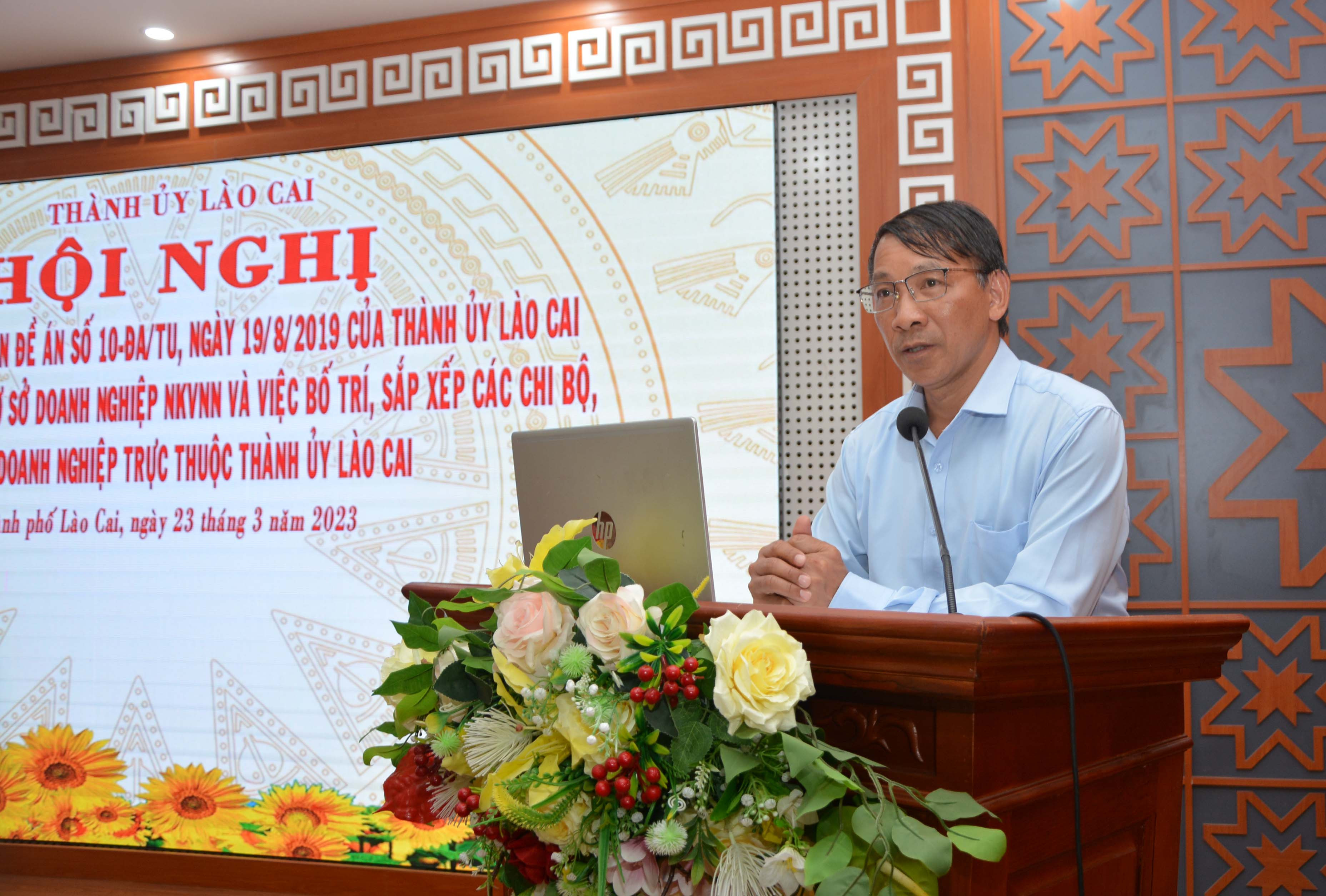 Đồng chí Ngô Hữu Quý, Phó Trưởng Ban Tổ chức Tỉnh ủy phát biểu ý kiến tại hội nghị. Đồng chí Nguyễn Văn Phong, Bí thư Đảng ủy Doanh nghiệp ngoài nhà nước, Thành ủy Lào Cai.