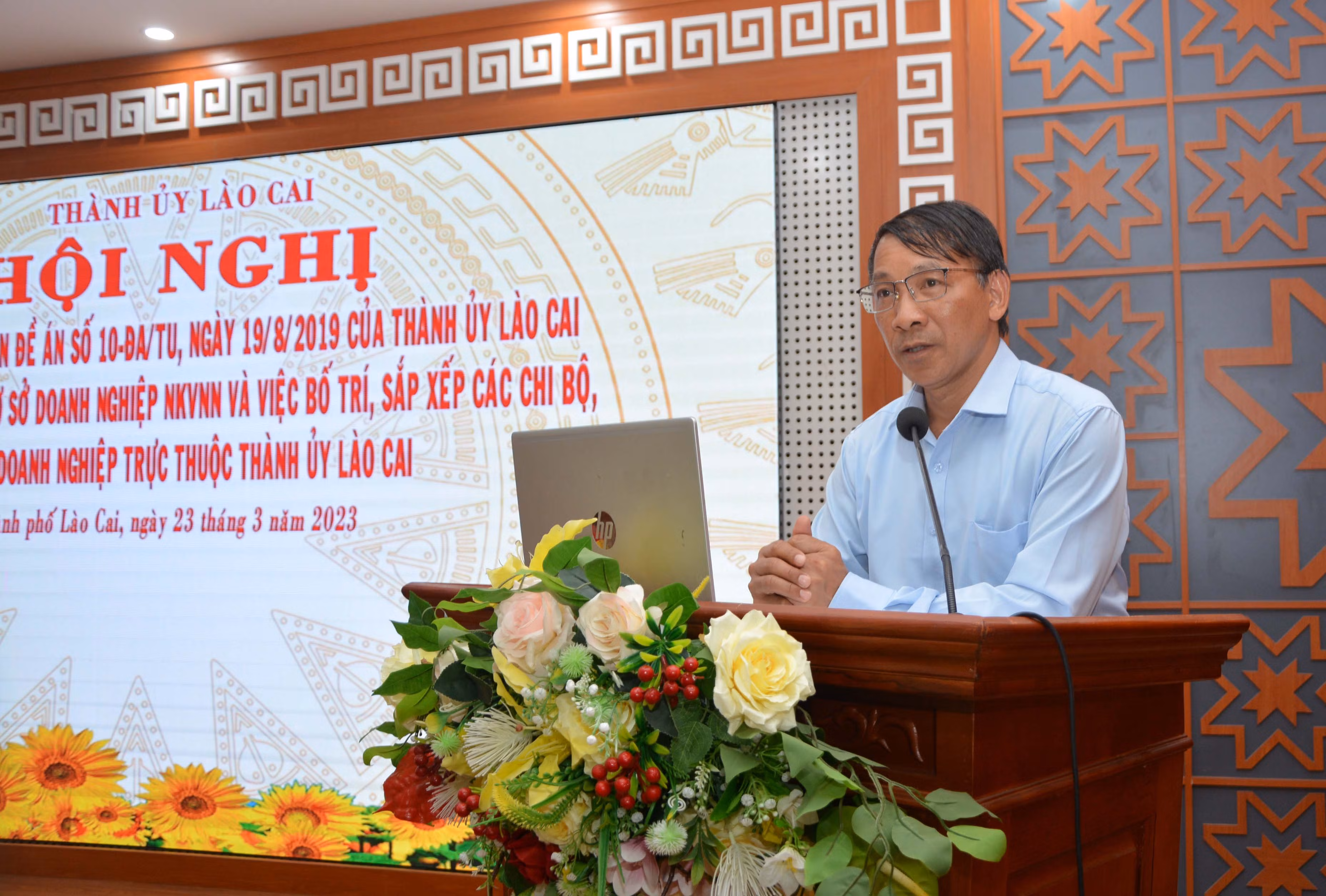 Đồng chí Ngô Hữu Quý, Phó Trưởng Ban Tổ chức Tỉnh ủy phát biểu ý kiến tại hội nghị. Đồng chí Nguyễn Văn Phong, Bí thư Đảng ủy Doanh nghiệp ngoài nhà nước, Thành ủy Lào Cai.